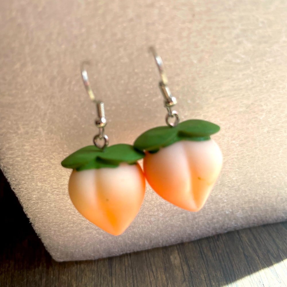 Peach earrings. So cute.